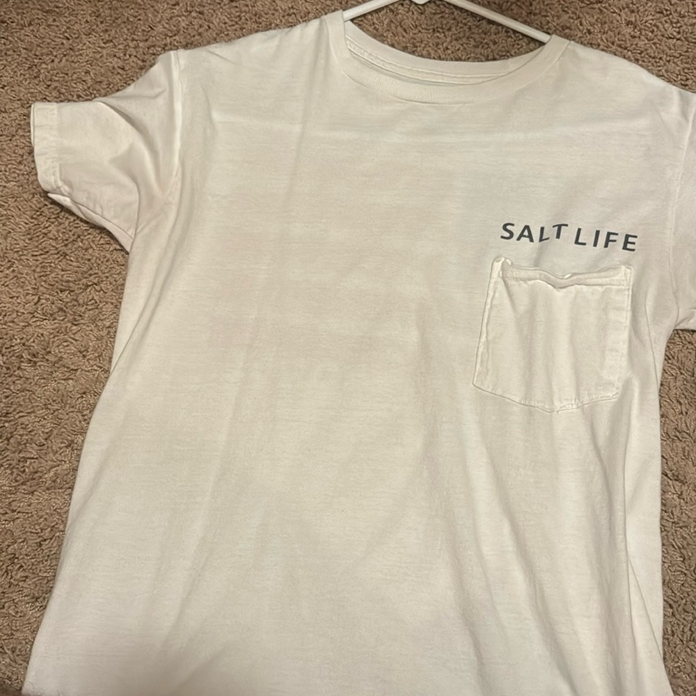 This like new salty crew graphic tee